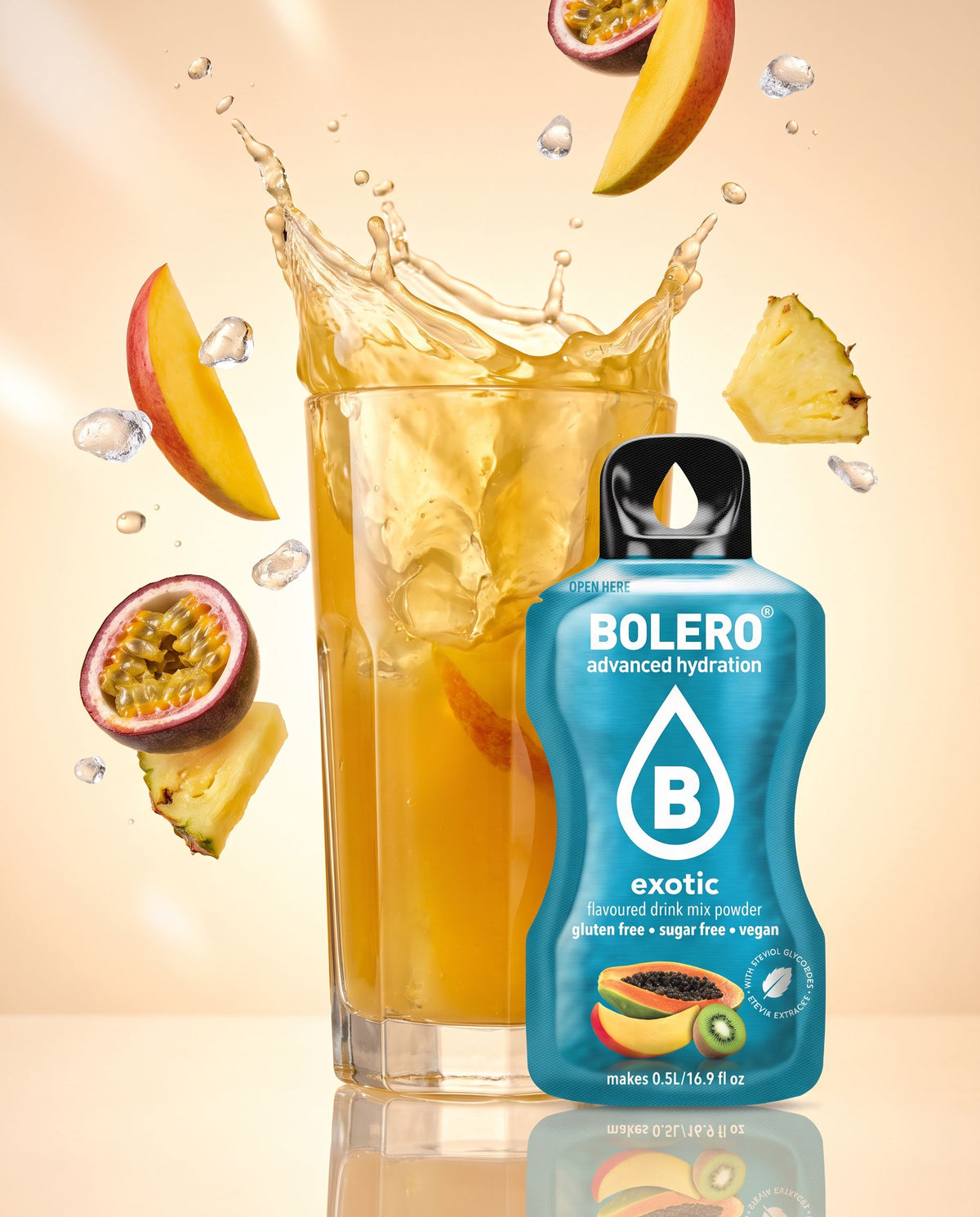Exotic Getränkepulver von buntodrinks, Glas mit Splash und Sachet