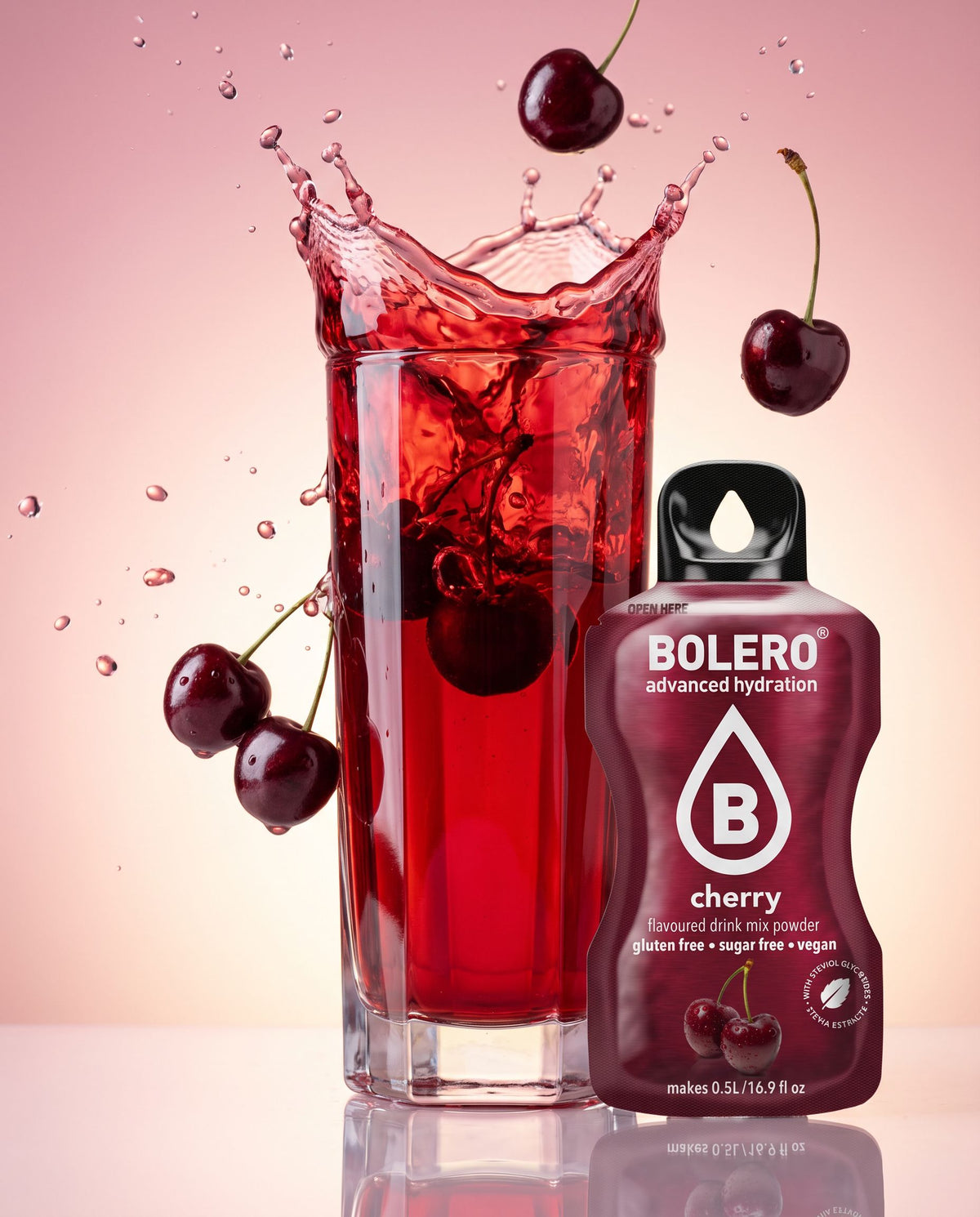 Kirsche Getränkepulver von buntodrinks, Glas mit Splash und Sachet