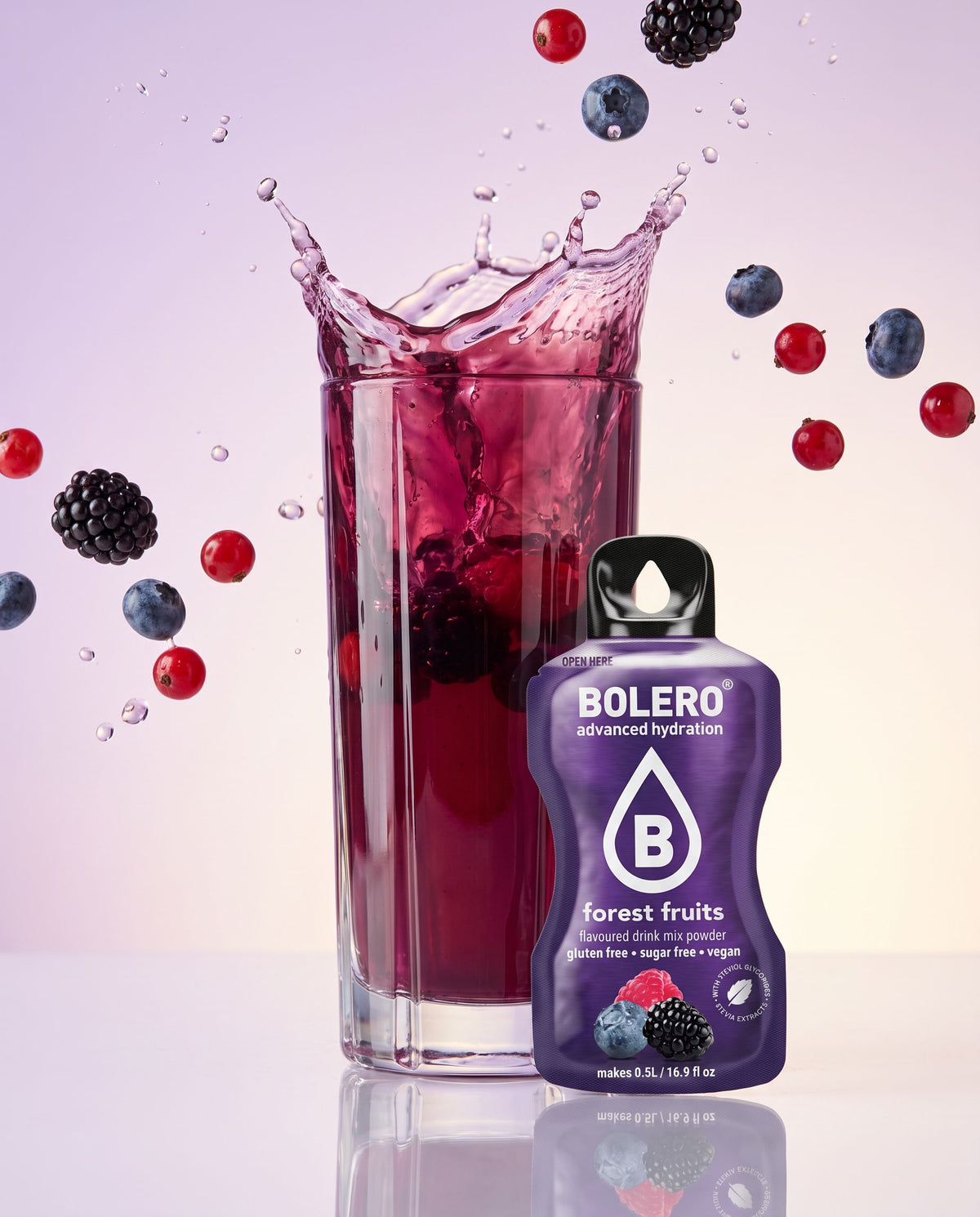 Waldfrucht Getränkepulver von buntodrinks, Glas mit Splash und Sachet