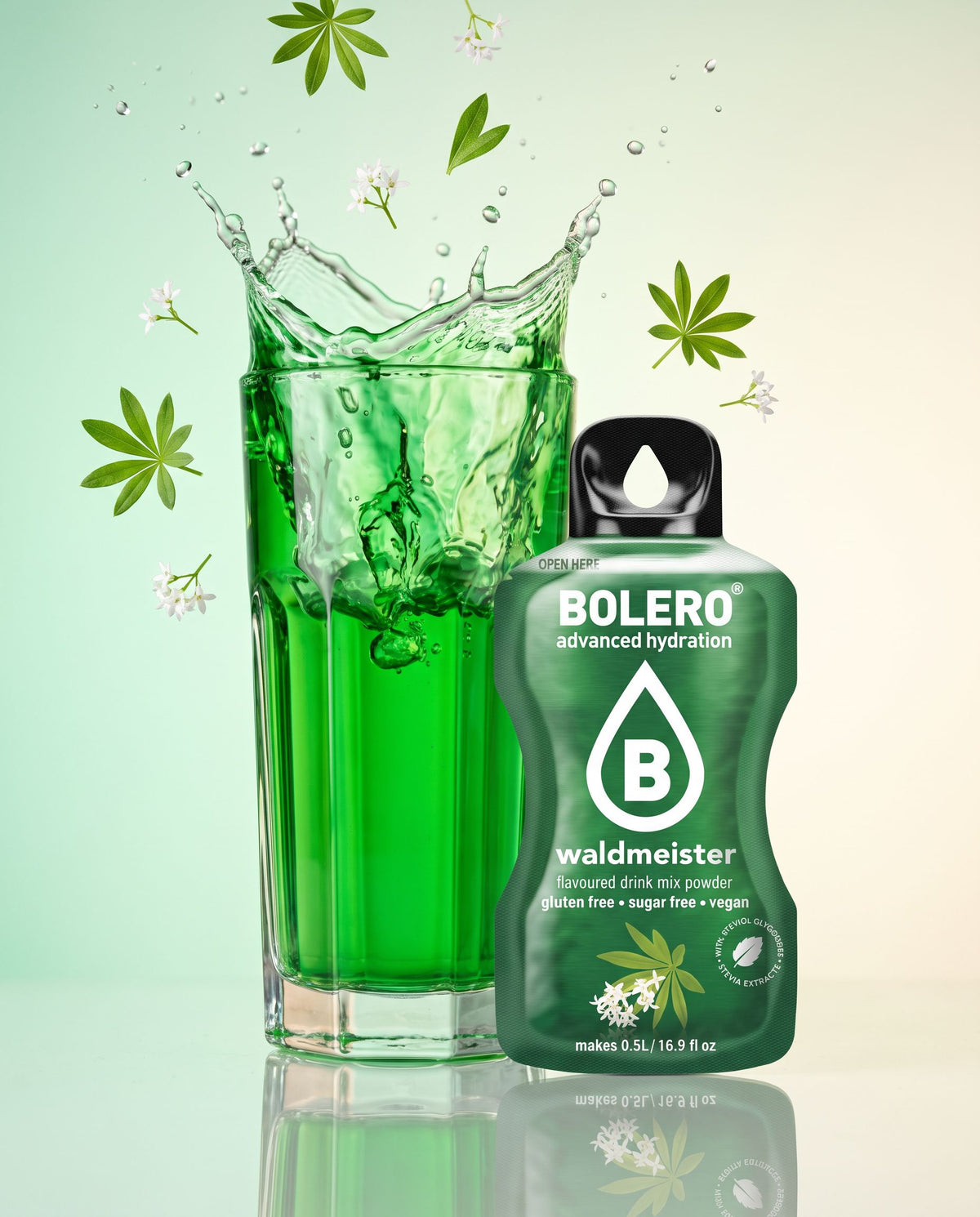 Waldmeister Getränkepulver von buntodrinks, Glas mit Splash und Sachet