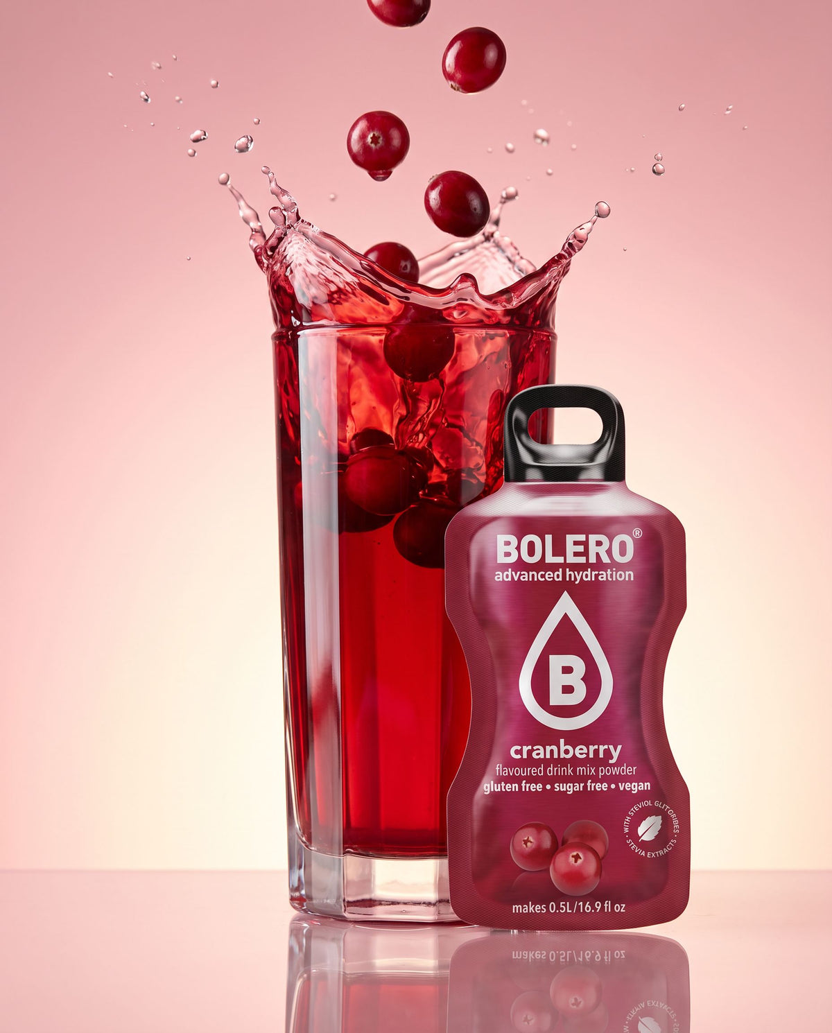Cranberry Getränkepulver von buntodrinks, Glas mit Splash und Sachet
