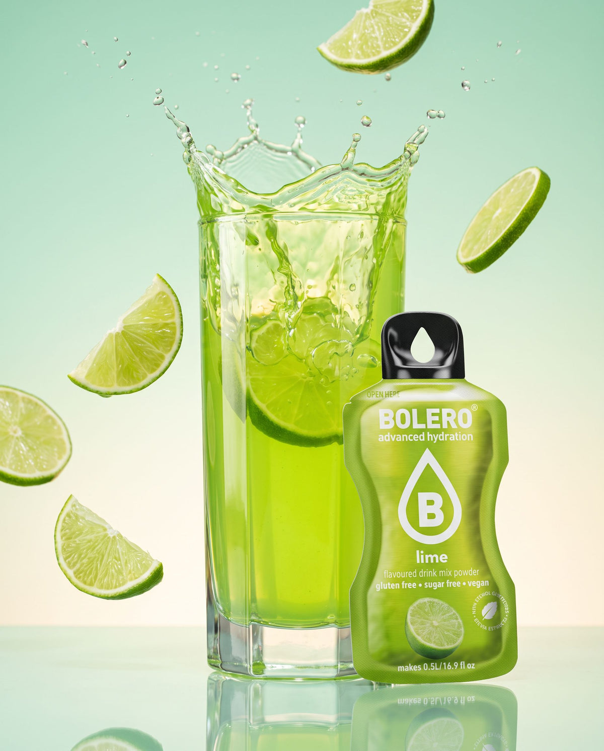 Limette Getränkepulver von buntodrinks, Glas mit Splash und Sachet