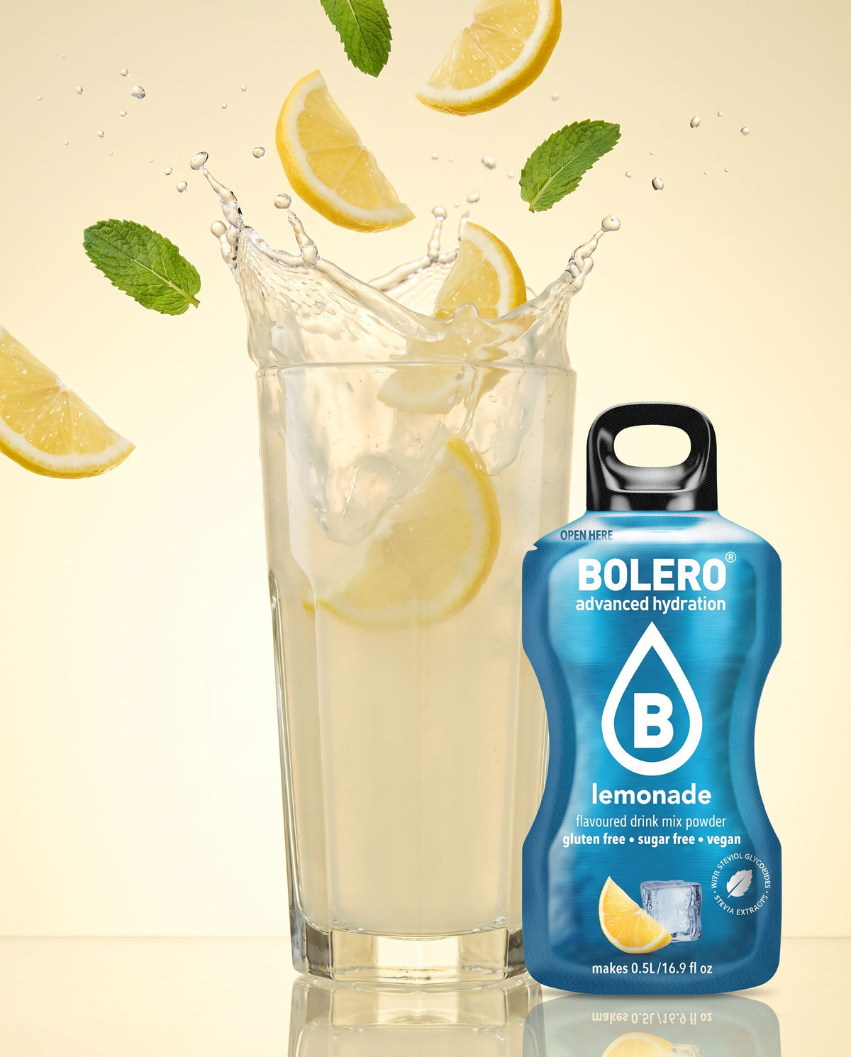 Limonade Getränkepulver von buntodrinks, Glas mit Splash und Sachet