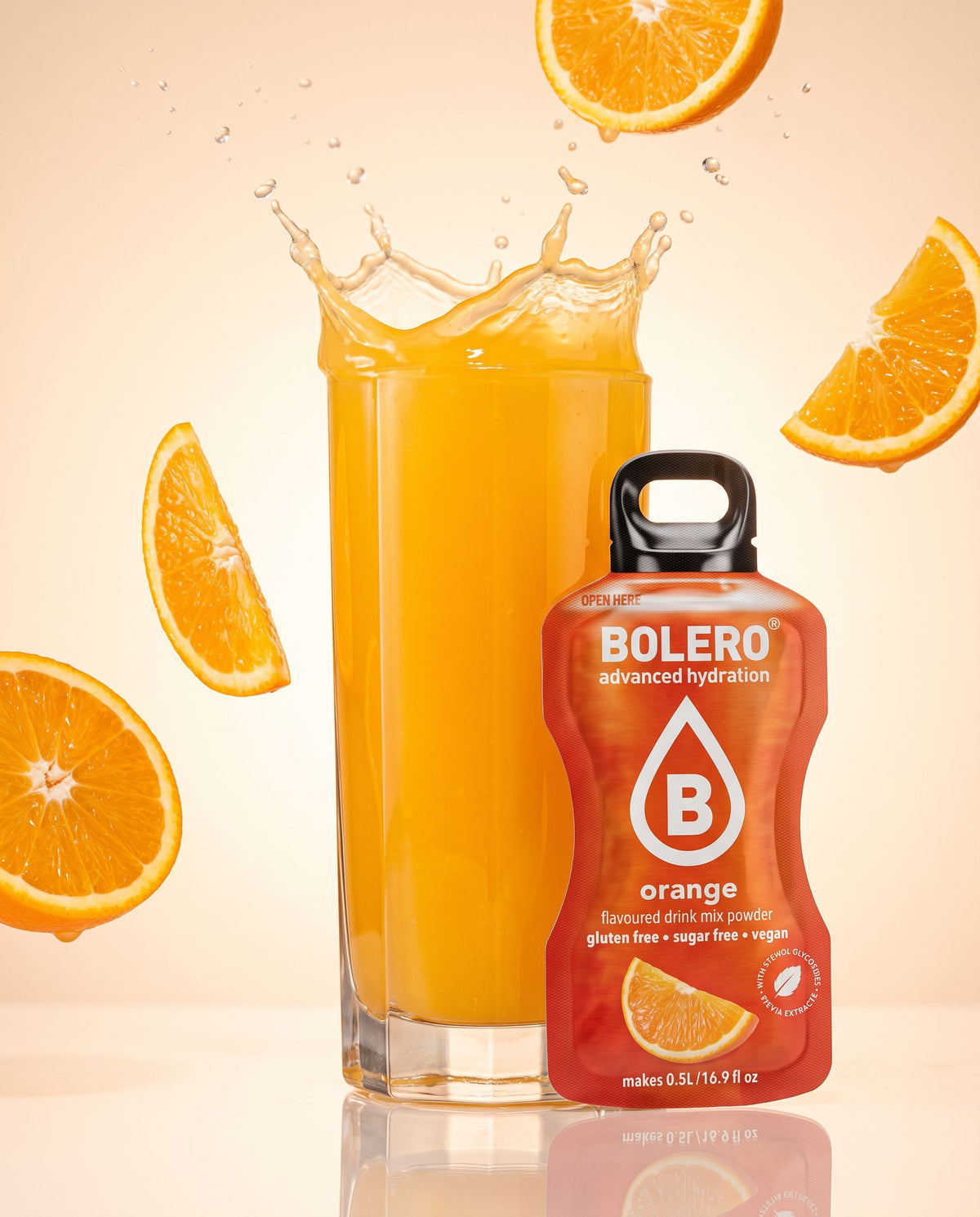 Orange Getränkepulver von buntodrinks, Glas mit Splash und Sachet