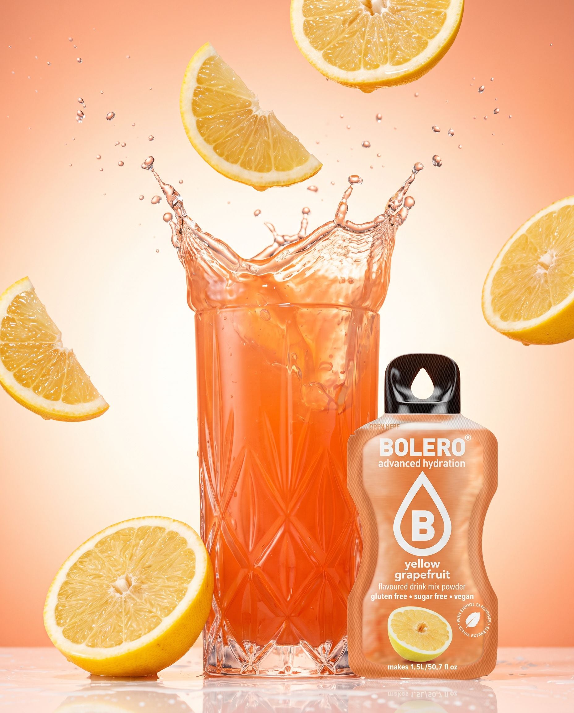 Glas mit Gelbe Grapefruit-Drink im Splash, daneben das Bolero-Päckchen